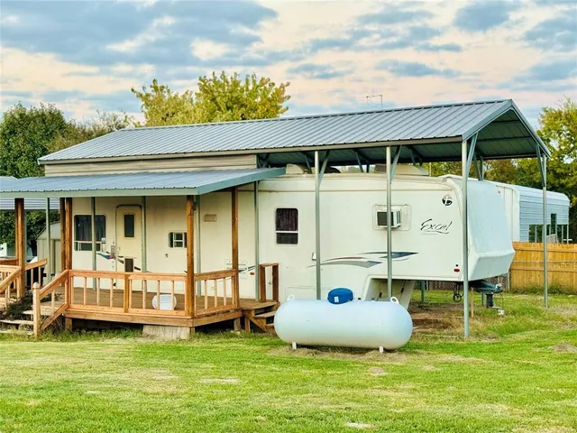 a view of a house with backyard