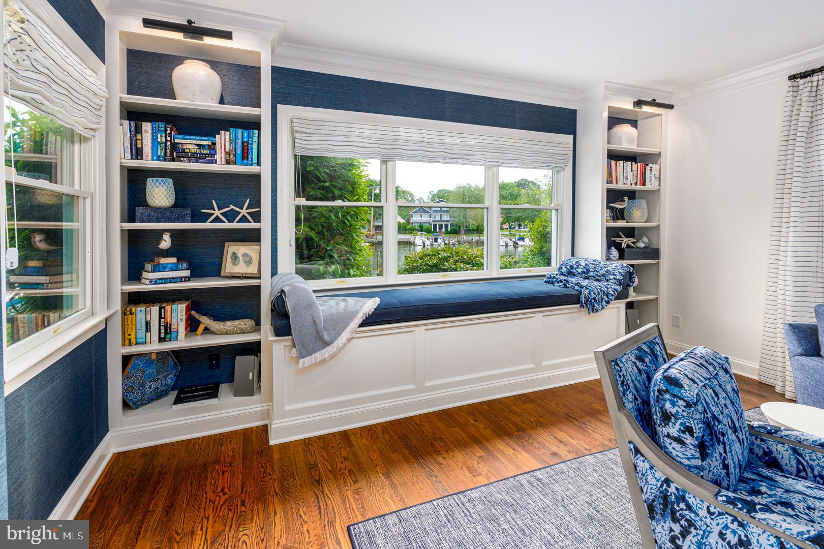 222 East Chestnut Street St. Michaels, MD 21663 - Photo 23 of 38 a living room with furniture and a book shelf