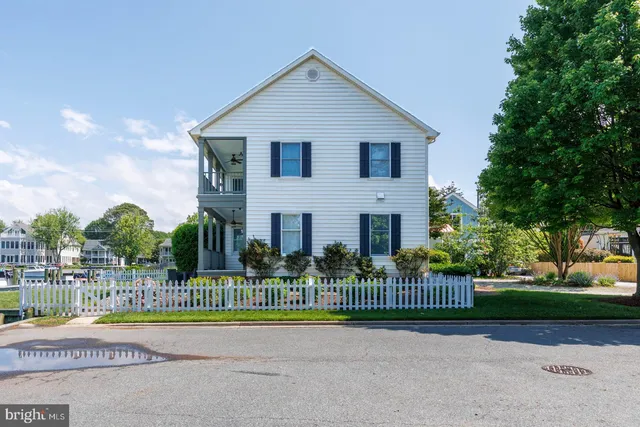 a view of a house and a yard with a fountain