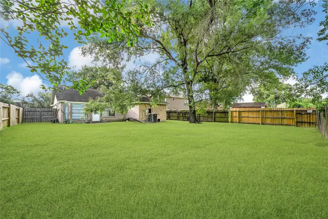 a view of a yard with a house