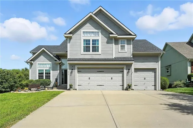 $450,000 | 2416 Southwest Cabin Camp Lane, Lee's Summit, MO 64082