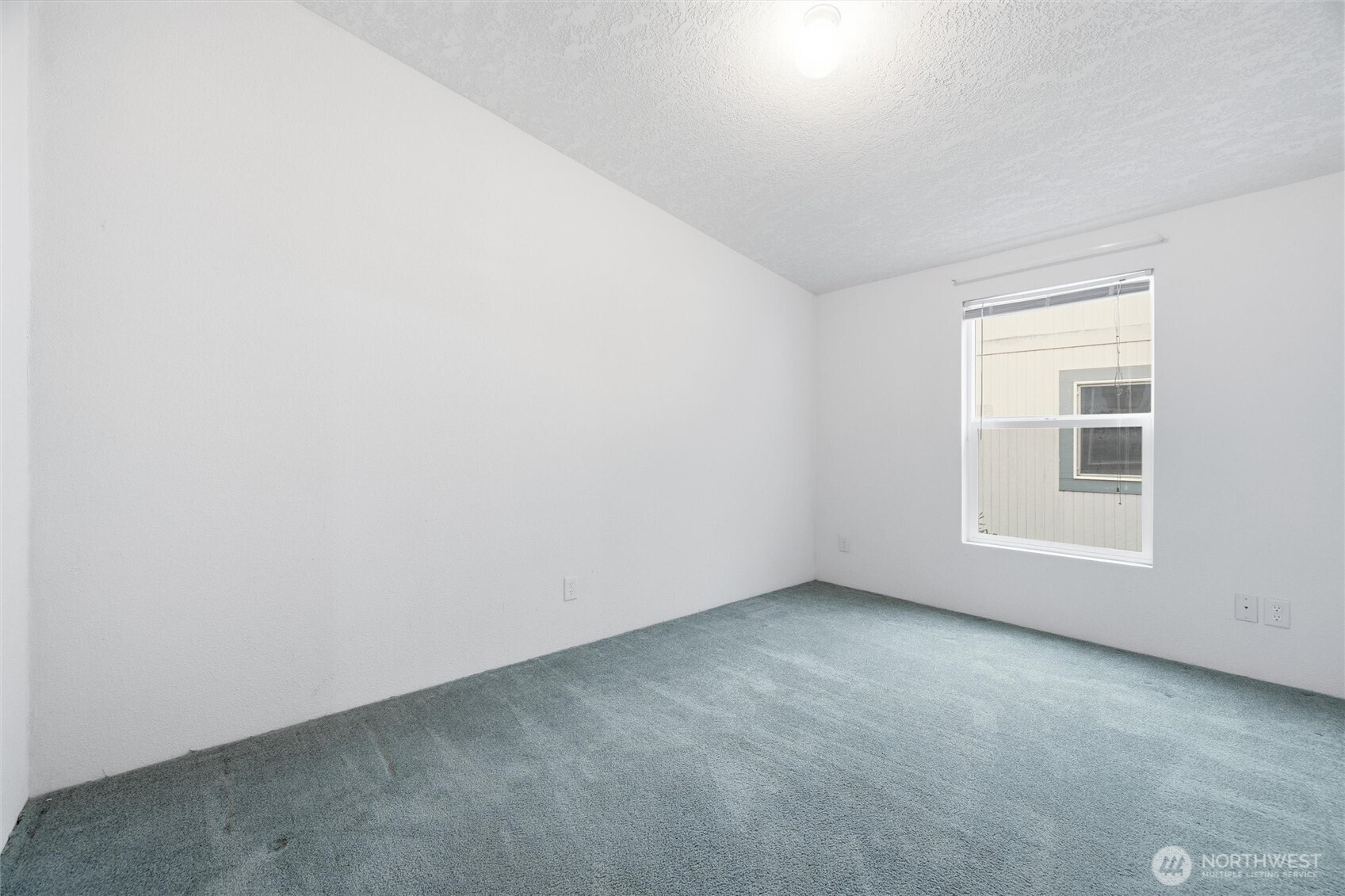 579 Lupine Lane, Unit 16 Burlington, WA 98233 - Photo 34 of 37 an empty room with a window