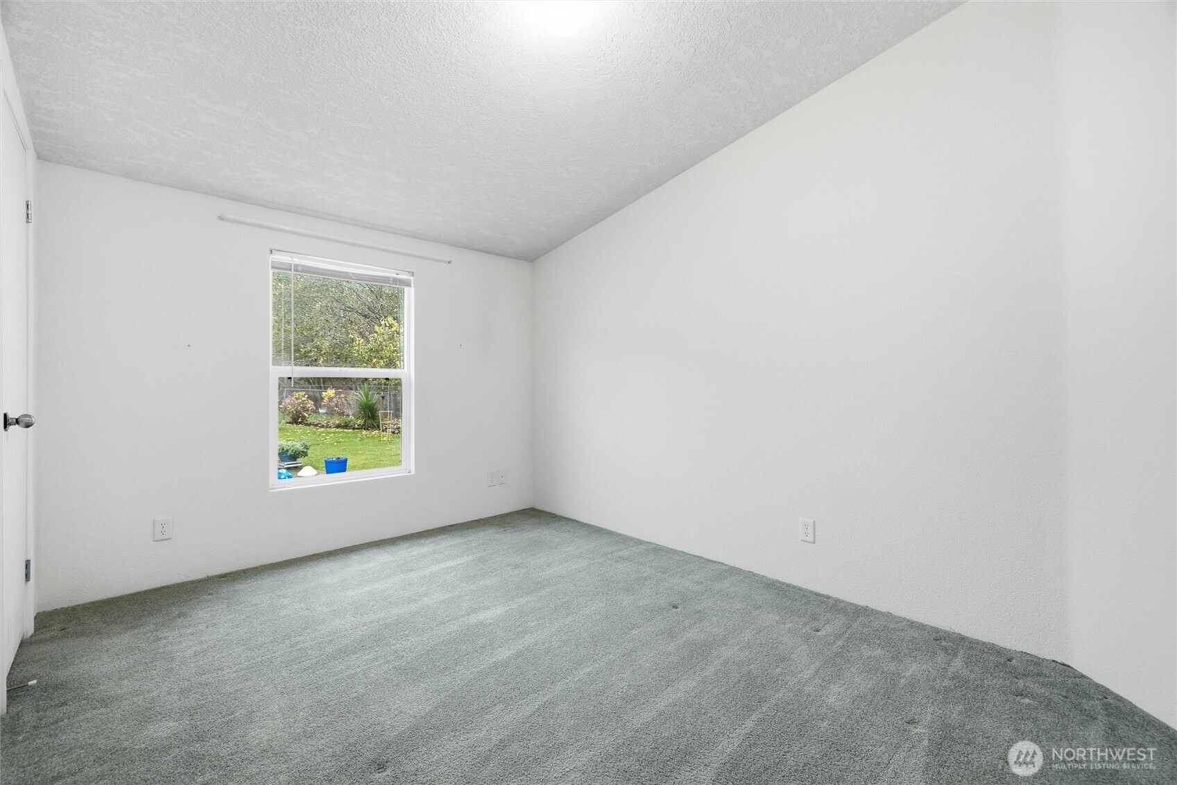 579 Lupine Lane, Unit 16 Burlington, WA 98233 - Photo 35 of 37 an empty room with windows