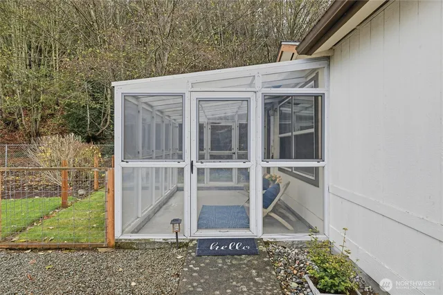 a view of a house with backyard
