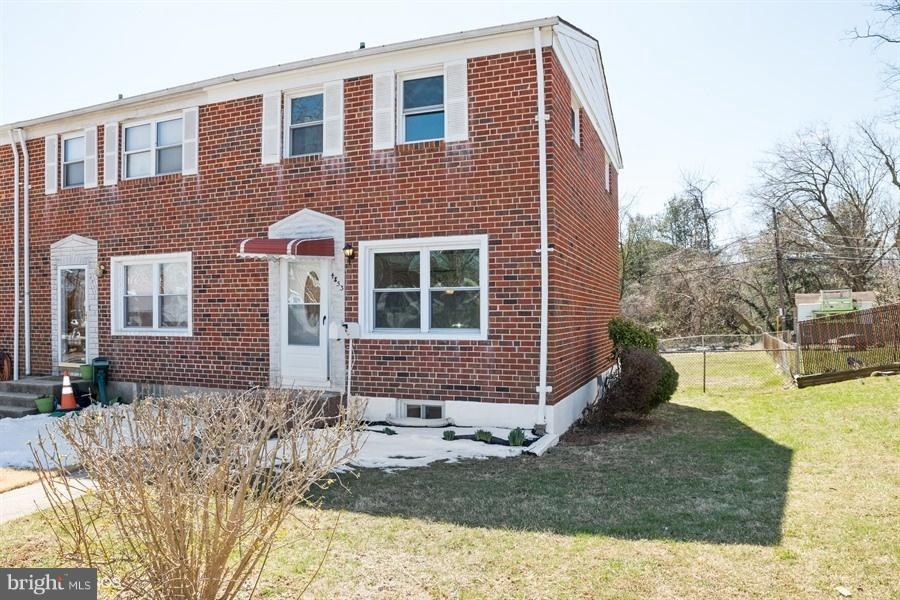 4853 Melbourne Road Baltimore, MD 21229 - Photo 1 of 25 Family Room
