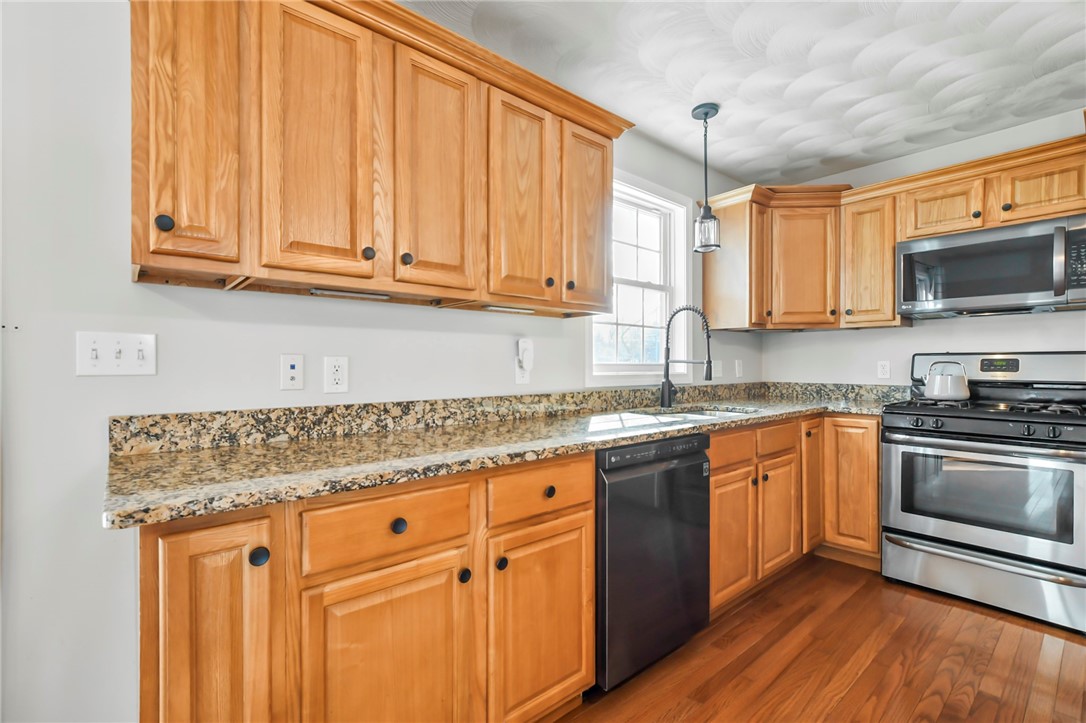 110 Winter Avenue Warwick, RI 02889 - Photo 3 of 35