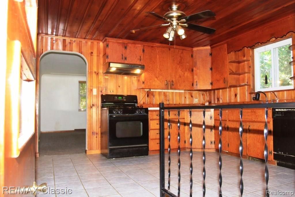 3138 Ray Road Holly, MI 48442 - Photo 6 of 20 Love the knotty pine.JPG