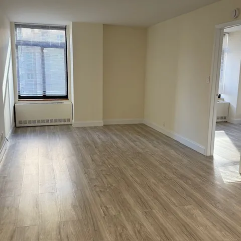 $4,200 | 400 East 70th Street, Unit 907 | Lenox Hill