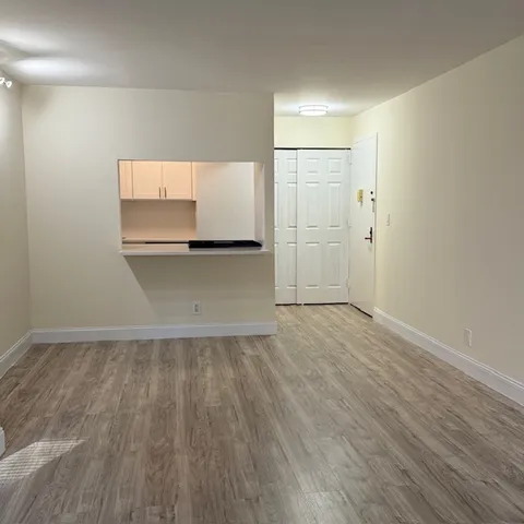 $4,200 | 400 East 70th Street, Unit 907 | Lenox Hill