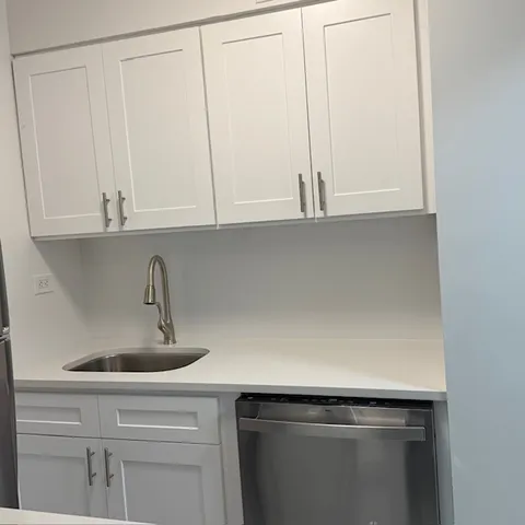 $4,200 | 400 East 70th Street, Unit 907 | Lenox Hill