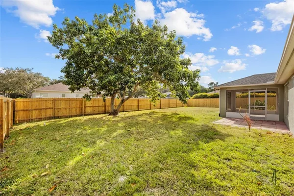 a view of back yard of the house with green space