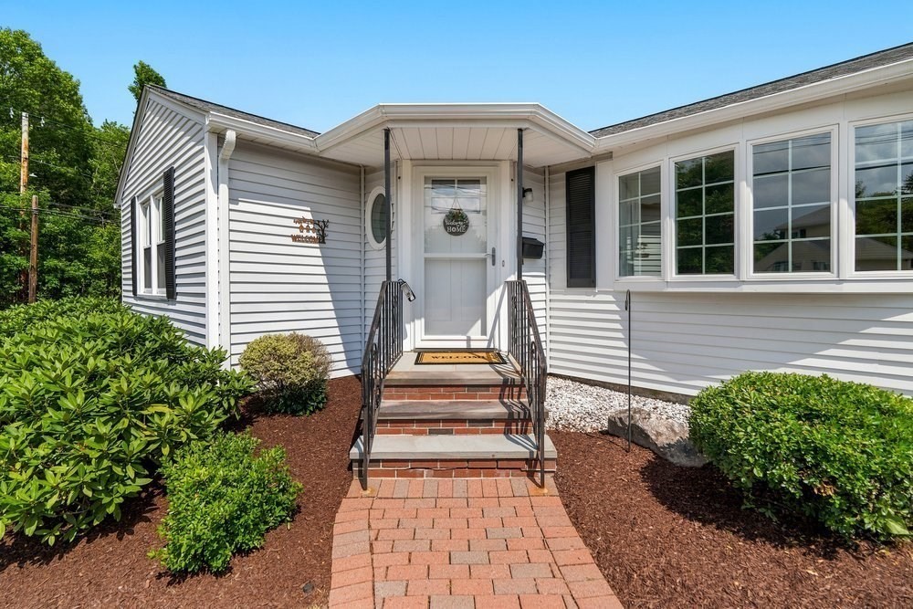 4 Abbott Road Waltham, MA 02452 - Photo 4 of 37 Gallery Image 4