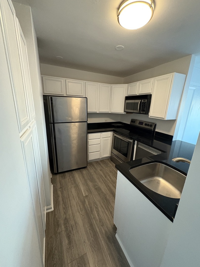 2909 North Sheridan Road, Unit 1902 Chicago, IL 60657 - Photo 3 of 7