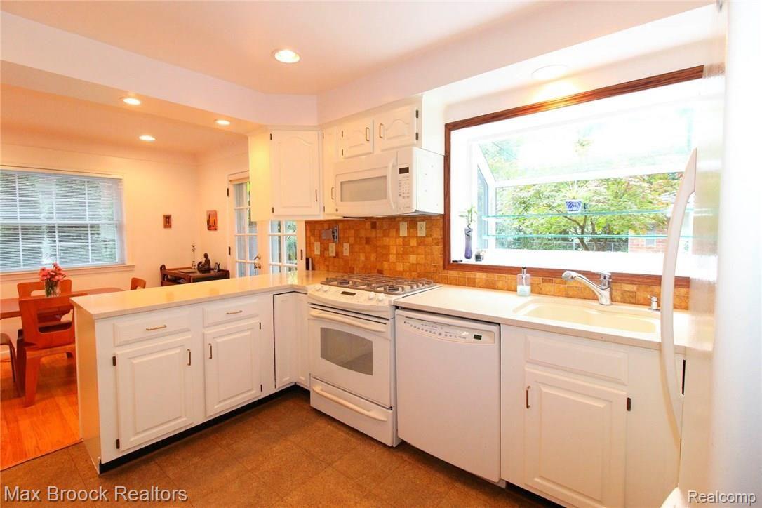 33 Maplefield Road Pleasant Ridge, MI 48069 - Photo 12 of 27 Kitchen with Garden Window