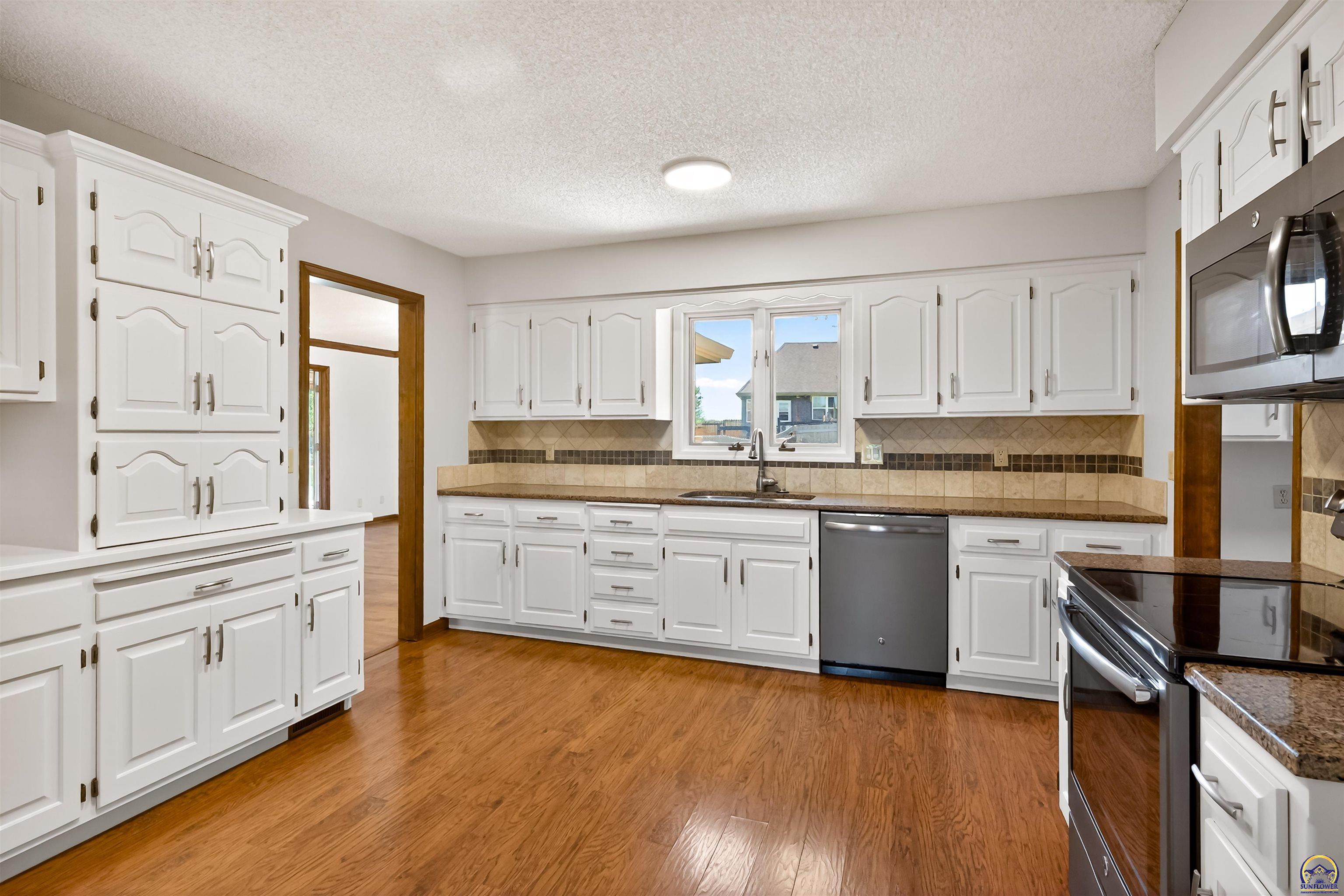 3347 Southwest Nottingham Road Topeka, KS 66614 - Photo 2 of 45