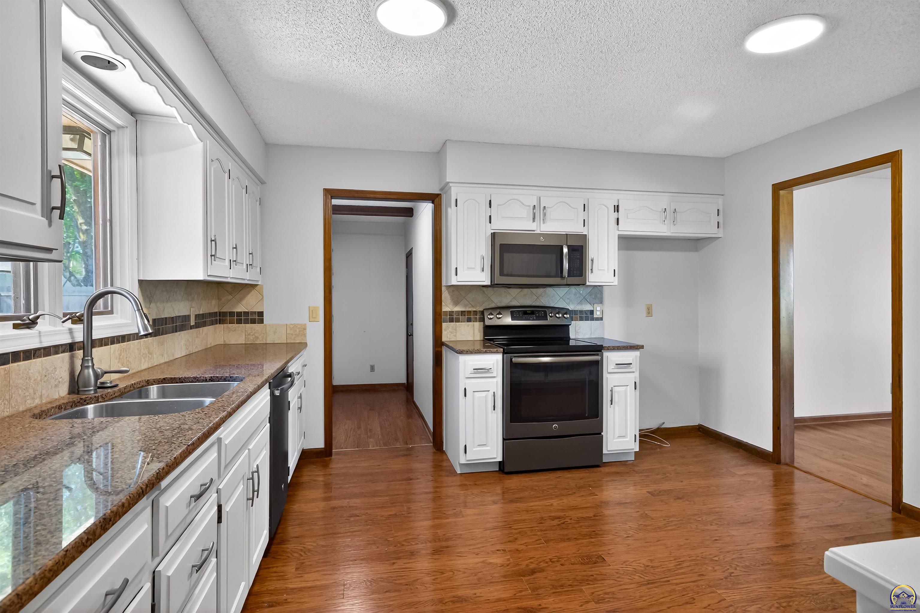 3347 Southwest Nottingham Road Topeka, KS 66614 - Photo 3 of 45