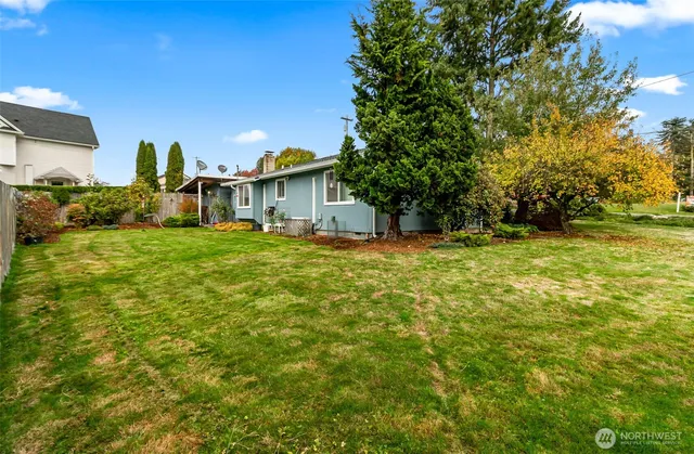 a view of a house with a yard