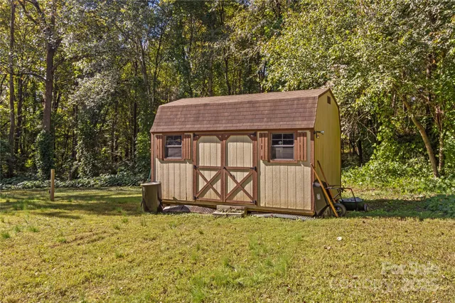 a view of a house with backyard and garden