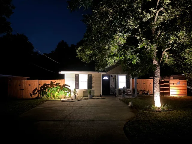 a view of a back yard