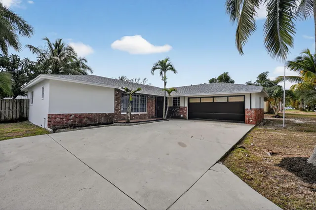 $674,900 | 8776 Southeast Bahama Circle, Hobe Sound, FL 33455