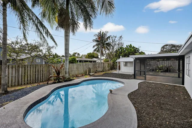 $674,900 | 8776 Southeast Bahama Circle, Hobe Sound, FL 33455