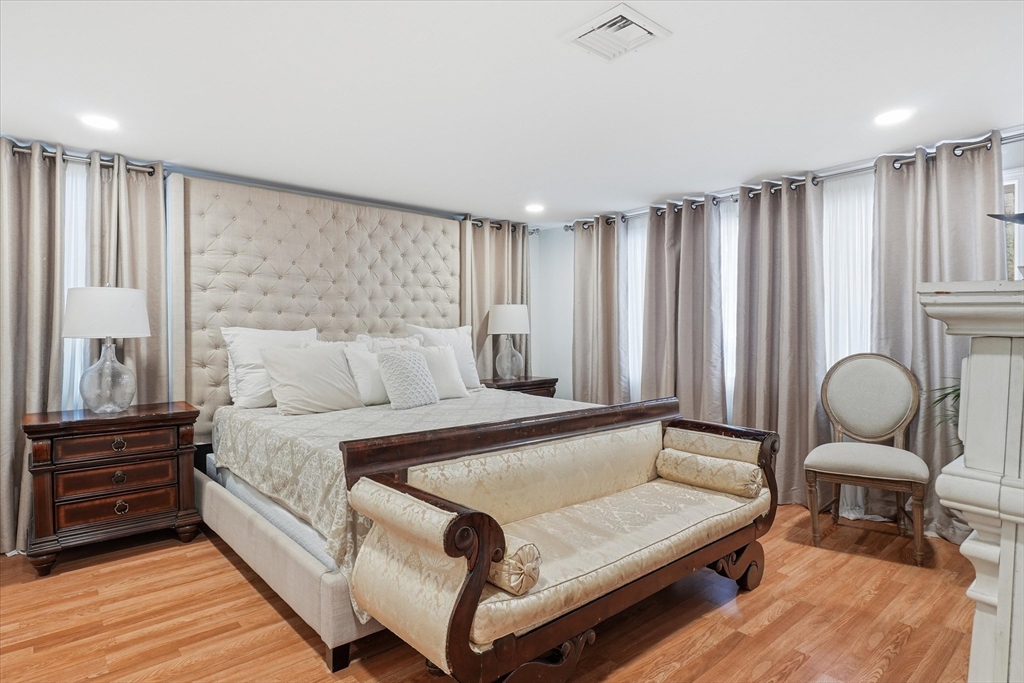 186 Mohawk Trail Haverhill, MA 01832 - Photo 27 of 42 a living room with furniture and a large window