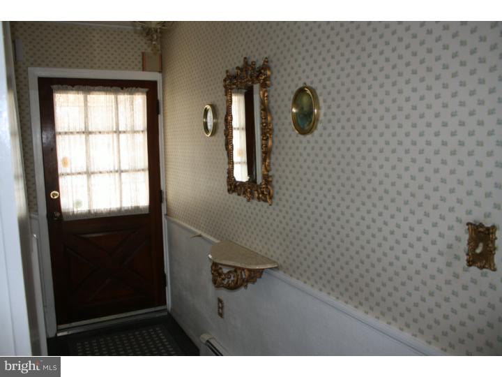 29 Hydrangea Road Levittown, PA 19056 - Photo 5 of 18 Foyer