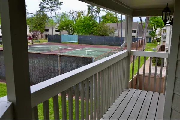 a view of a backyard