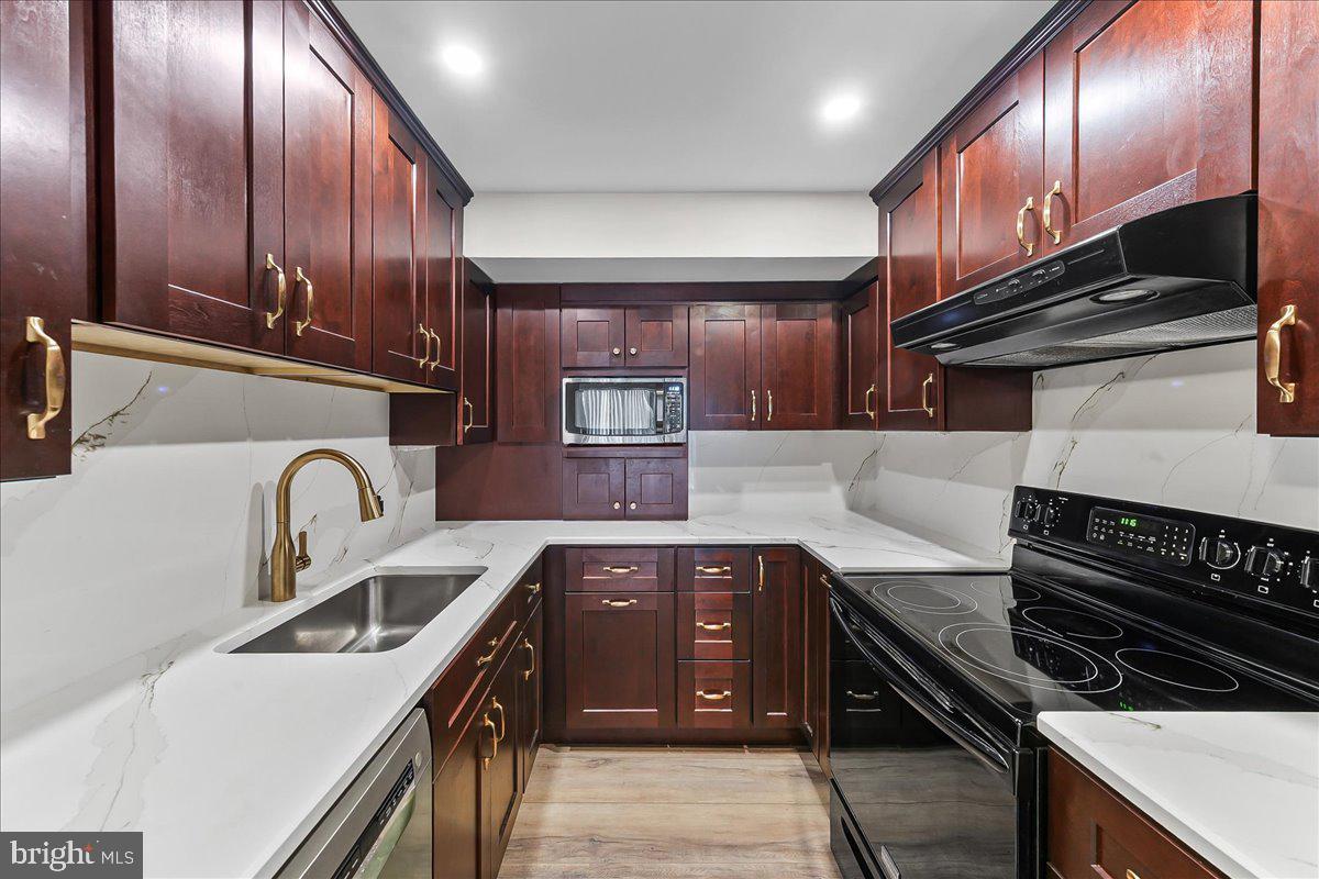800 Avondale Road, Unit 2Q Wallingford, PA 19086 - Photo 11 of 24 Kitchen with Quartz Countertops