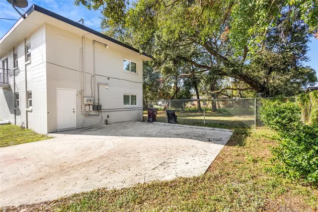 a view of a back yard