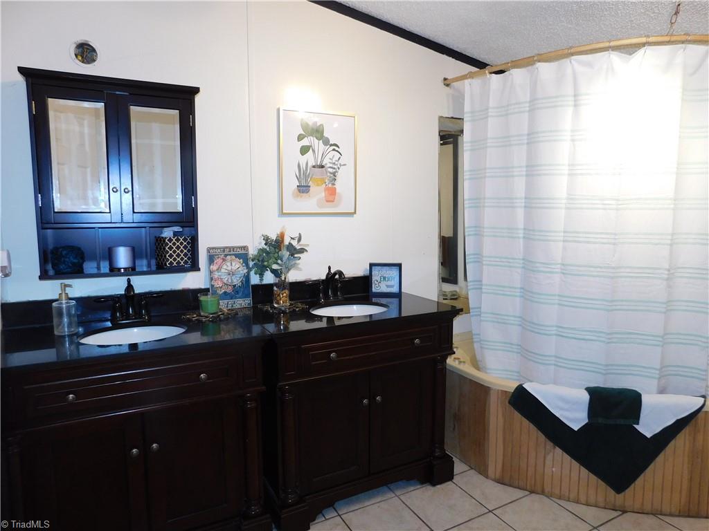 720 Hunt Road Lexington, NC 27292 - Photo 11 of 29 Primary Bathroom