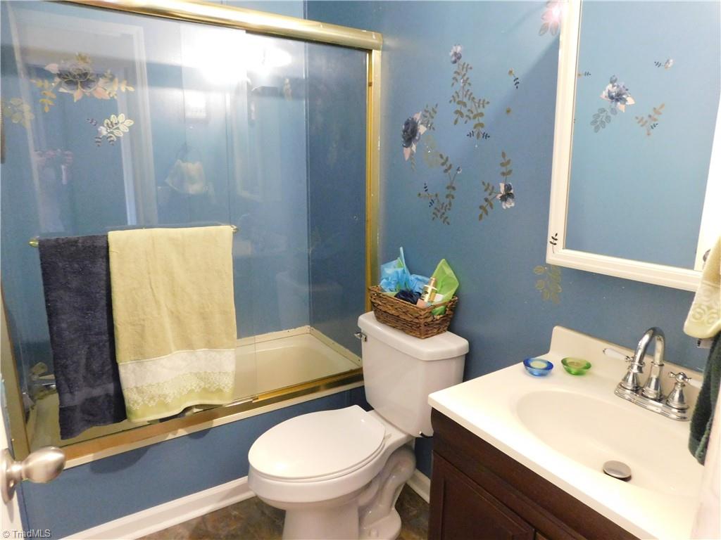 720 Hunt Road Lexington, NC 27292 - Photo 15 of 29 Bathroom