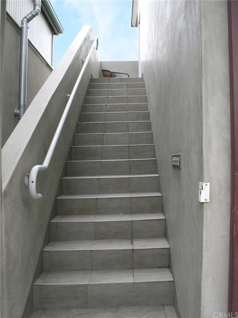 614 The Strand Manhattan Beach, CA 90266 - Photo 31 of 41 a view of entryway