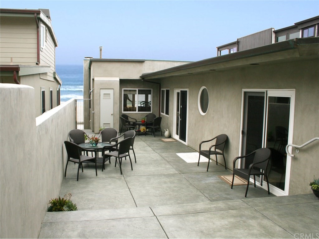 614 The Strand Manhattan Beach, CA 90266 - Photo 39 of 41 a view of a house with backyard and sitting area