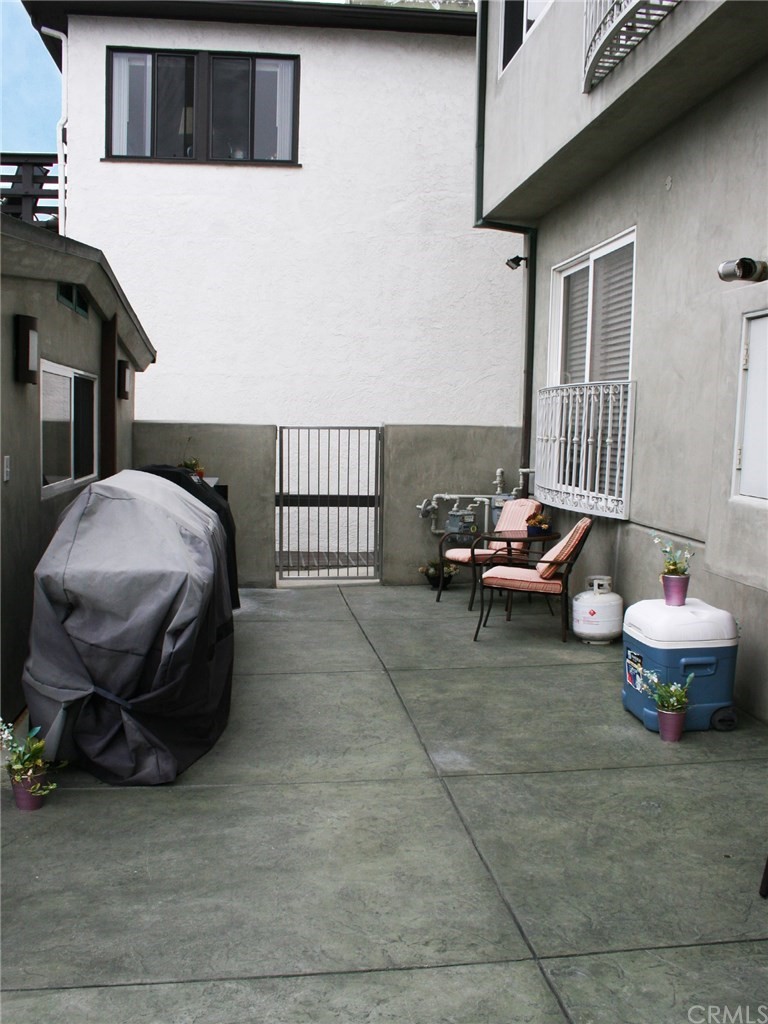 614 The Strand Manhattan Beach, CA 90266 - Photo 41 of 41 a living room with furniture and a fireplace