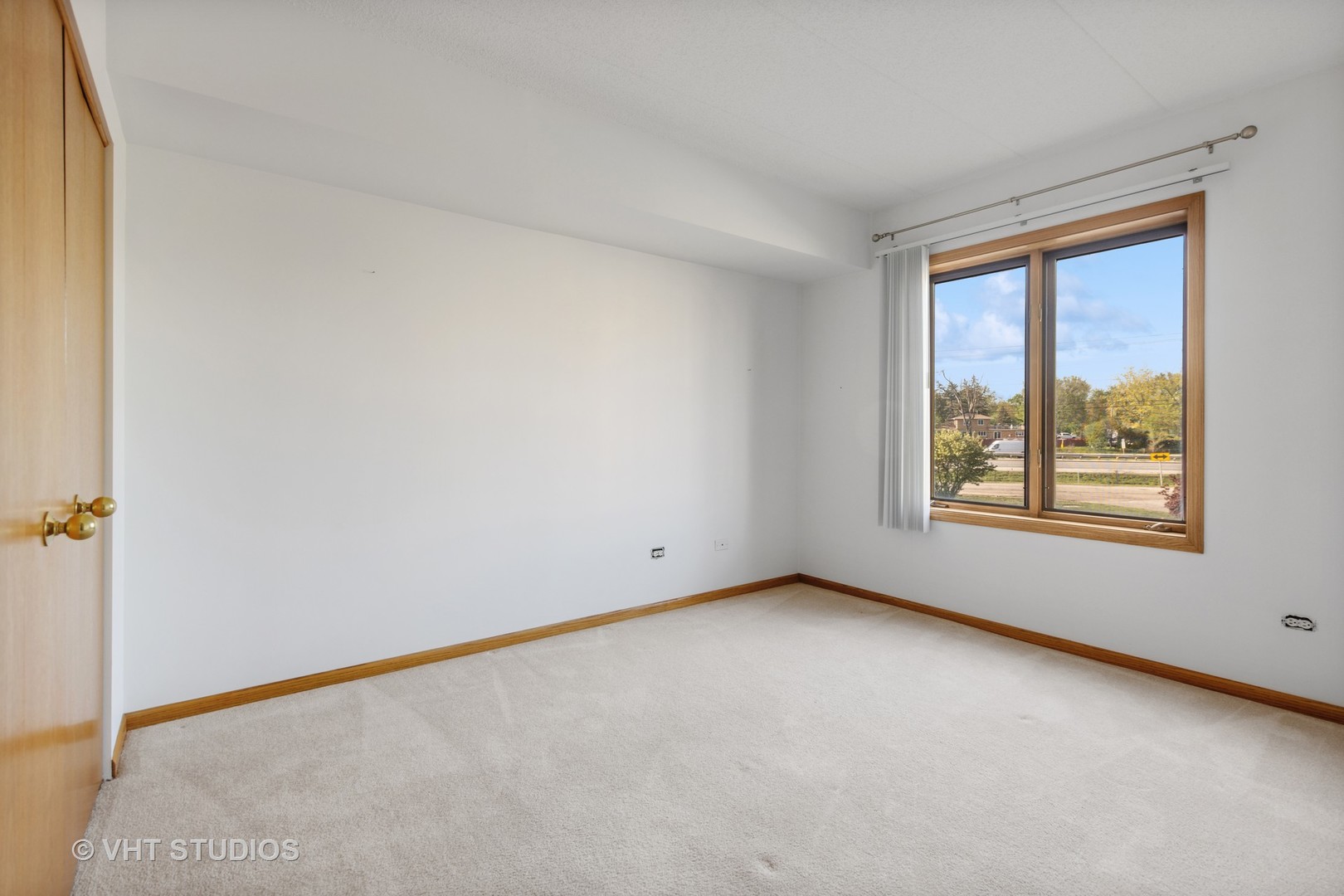 201 West Brush Hill Road, Unit 102 Elmhurst, IL 60126 - Photo 14 of 18 an empty room with a window