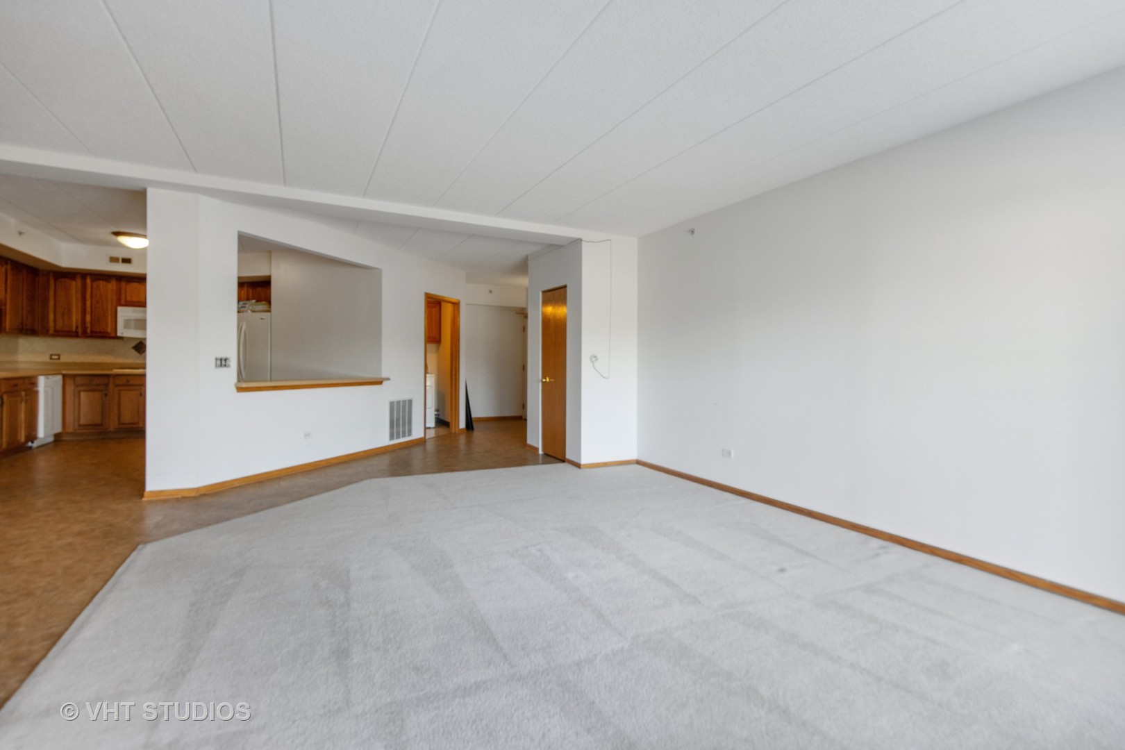 201 West Brush Hill Road, Unit 102 Elmhurst, IL 60126 - Photo 7 of 18 a view of an empty room with a window