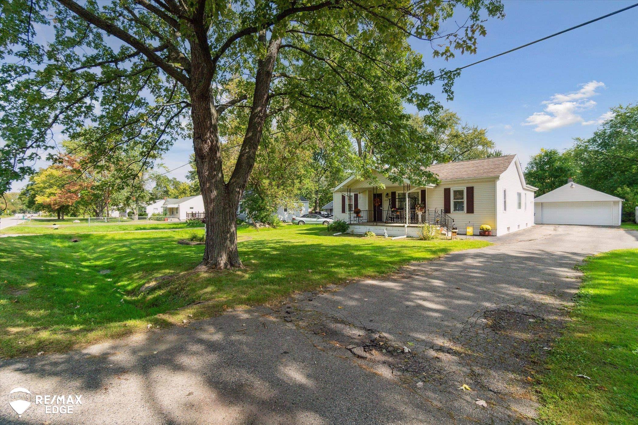 2197 Howe Road Burton, MI 48519 - Photo 3 of 37