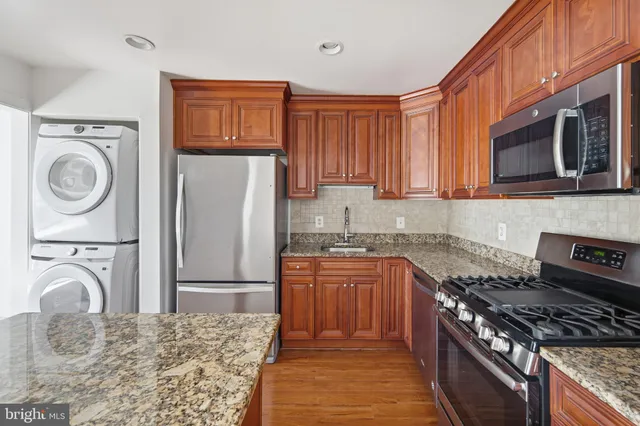 $300,000 | 7809 Dassett Court, Unit 303, Annandale, VA 22003