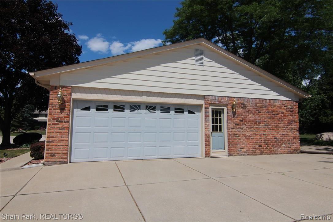2436 Lassiter Drive Rochester, MI 48309 - Photo 39 of 55 Easy Access Garage