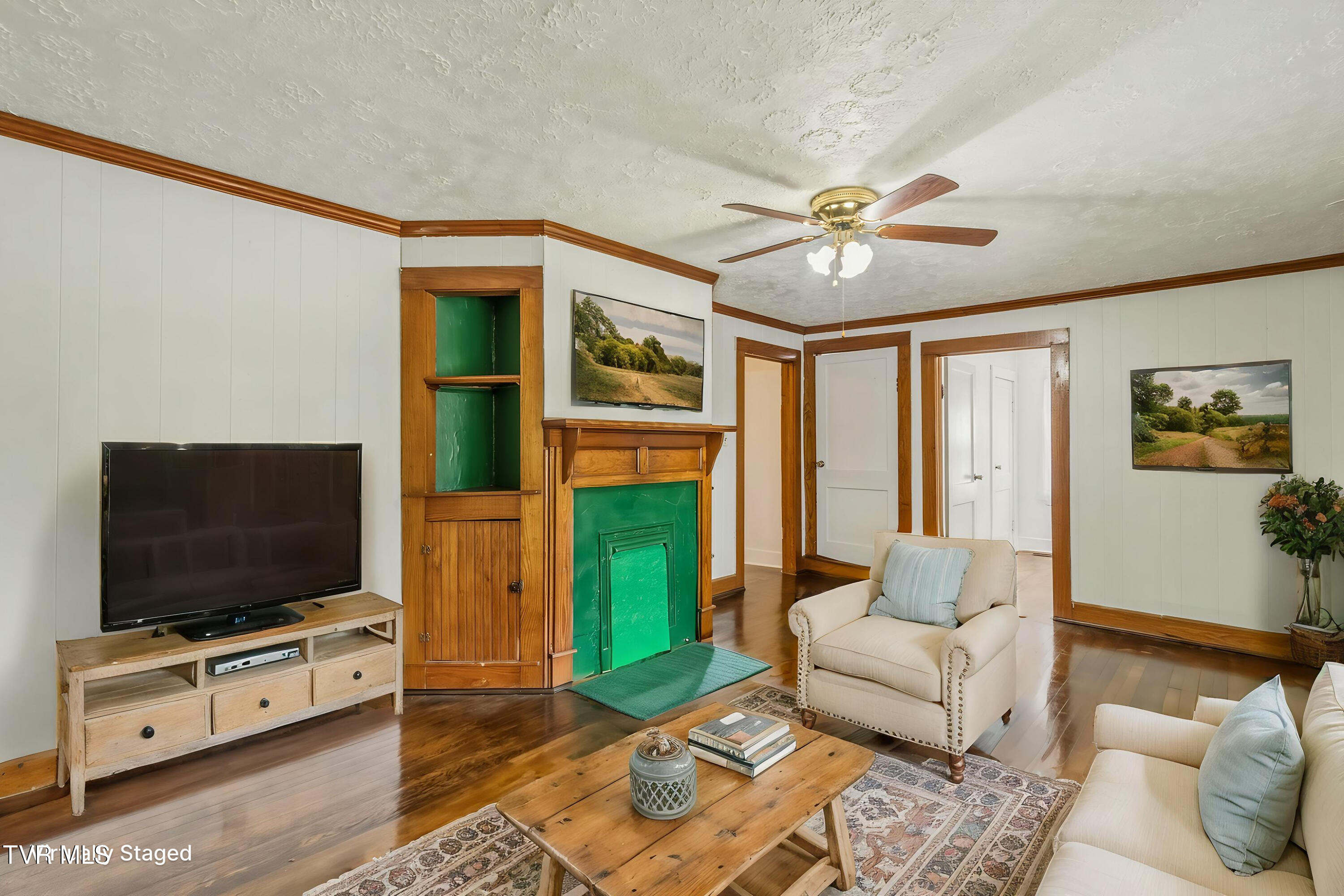 2084 Baileyton Road Greeneville, TN 37745 - Photo 18 of 57 14 - Living Room - Farmhouse - 2