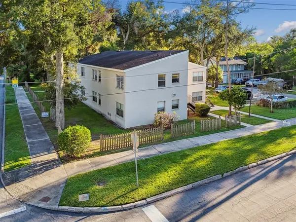 a view of a house with backyard