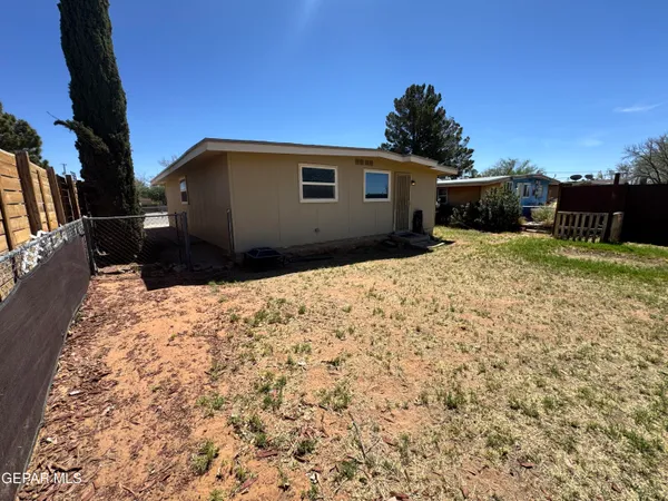 a view of a yard