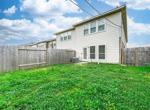 a view of a house with backyard