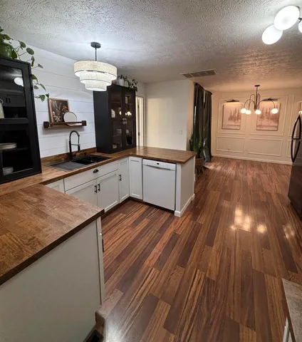 $225,000 | 112 Donoho Drive, Salem, IL 62881