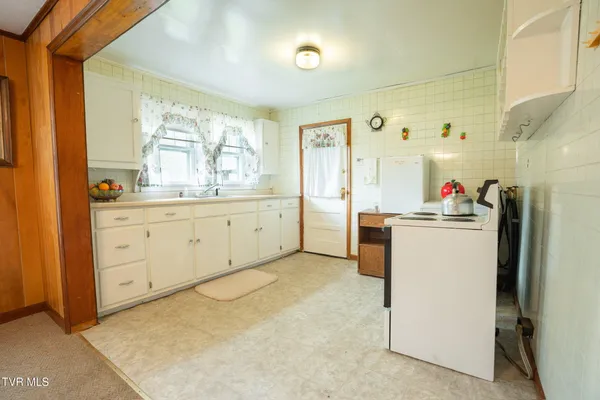 $250,000 | 427 Cove Creek Road, Roan Mountain, TN 37687