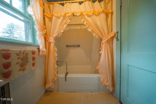 $250,000 | 427 Cove Creek Road, Roan Mountain, TN 37687