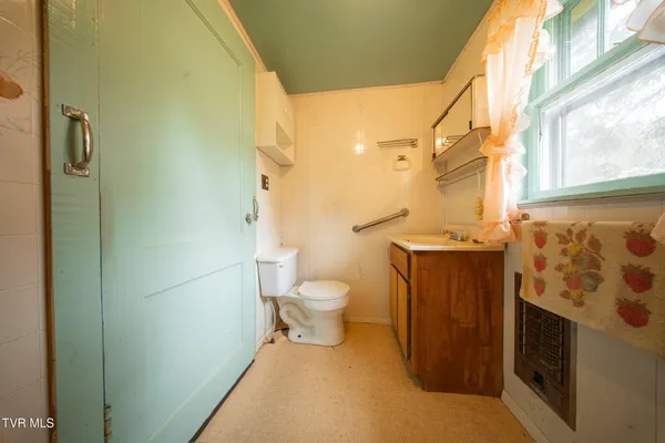 $250,000 | 427 Cove Creek Road, Roan Mountain, TN 37687