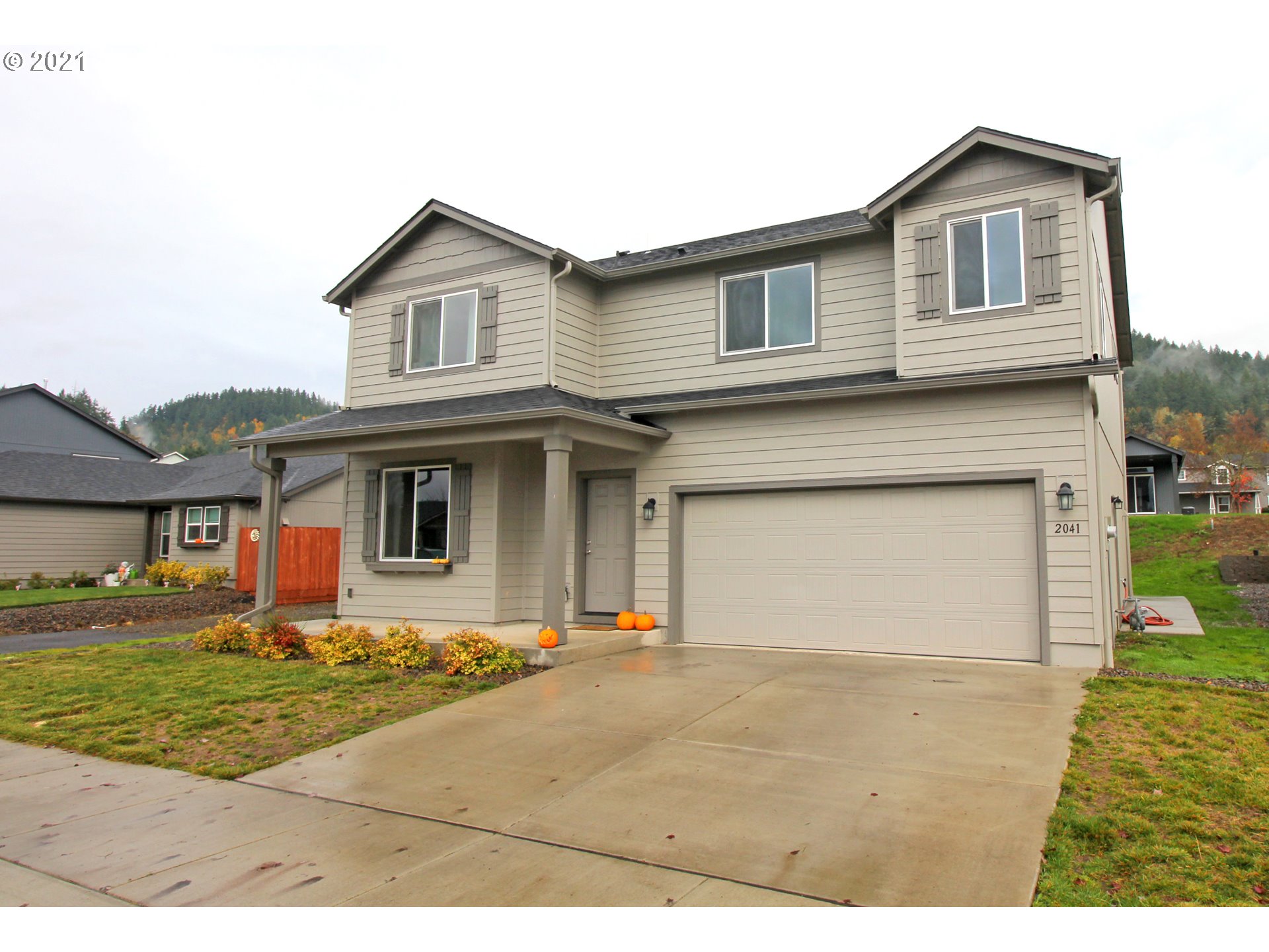 2041 South 59th Street Springfield, OR 97478 - Photo 2 of 31 a front view of a house with garden
