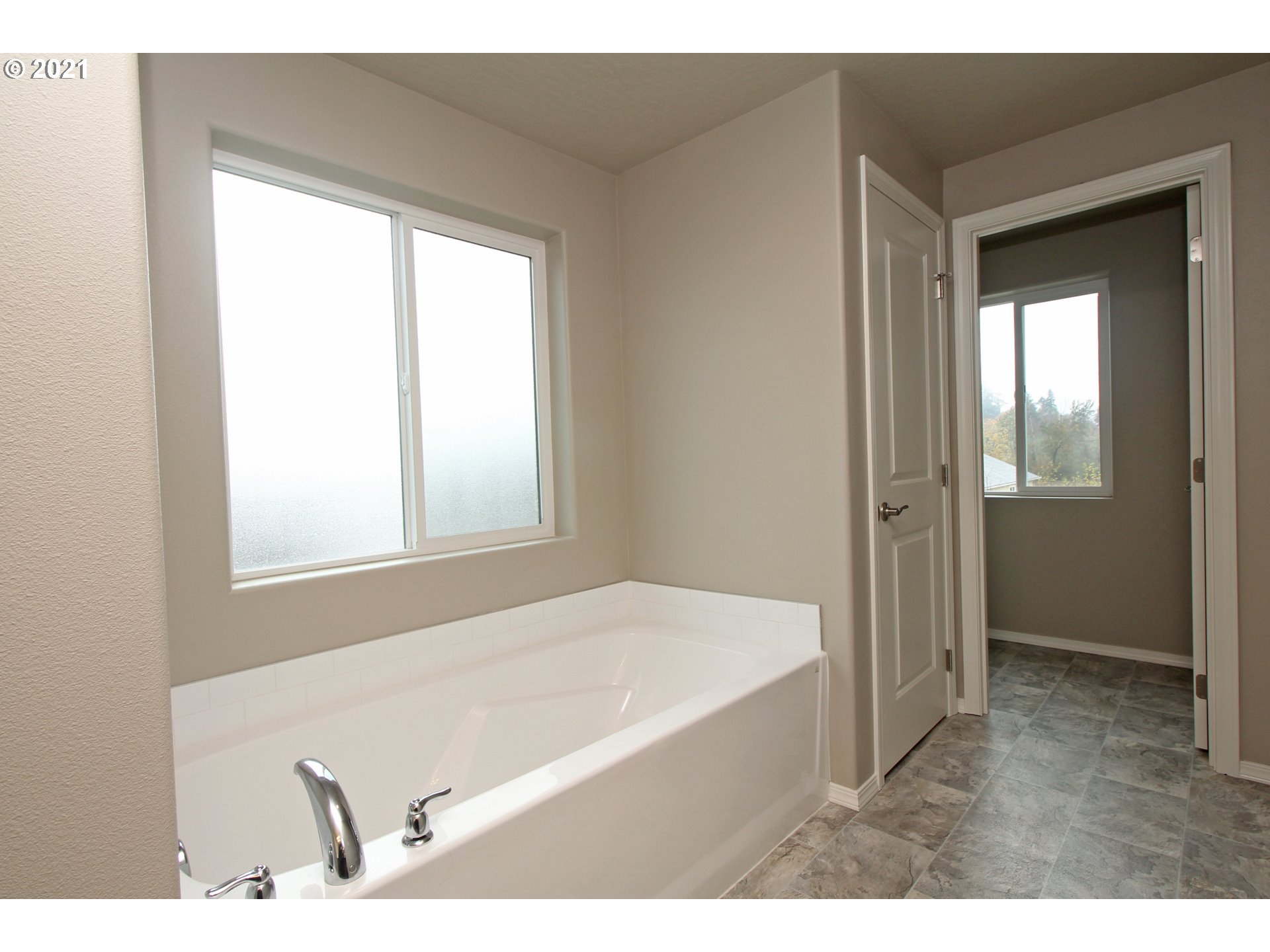 2041 South 59th Street Springfield, OR 97478 - Photo 17 of 31 a bathroom with a bathtub and a shower